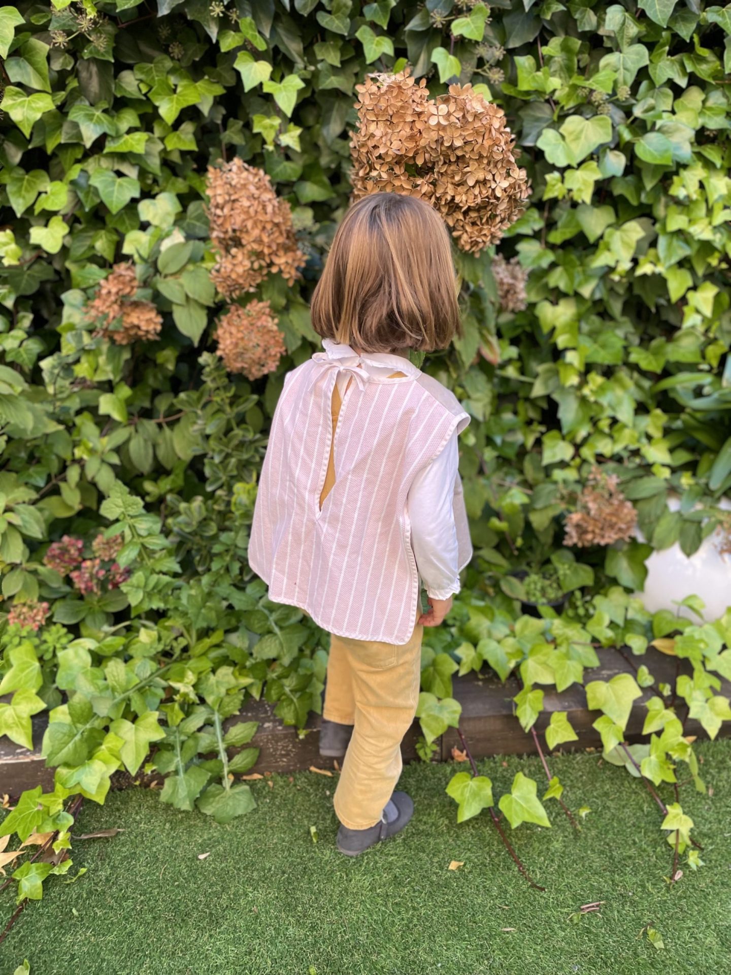 Delantal Babero Rayas Rosas - Imagen 3